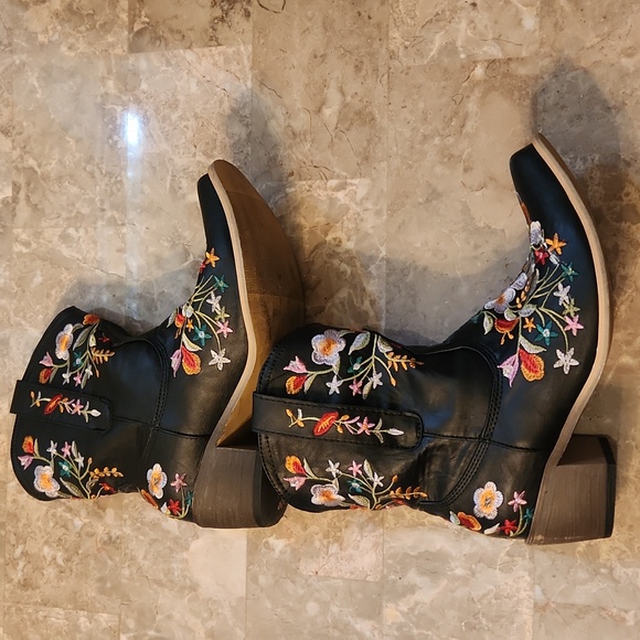 FLORAL MID CALF COWGIRL BOOTS - Picture 7 of 9